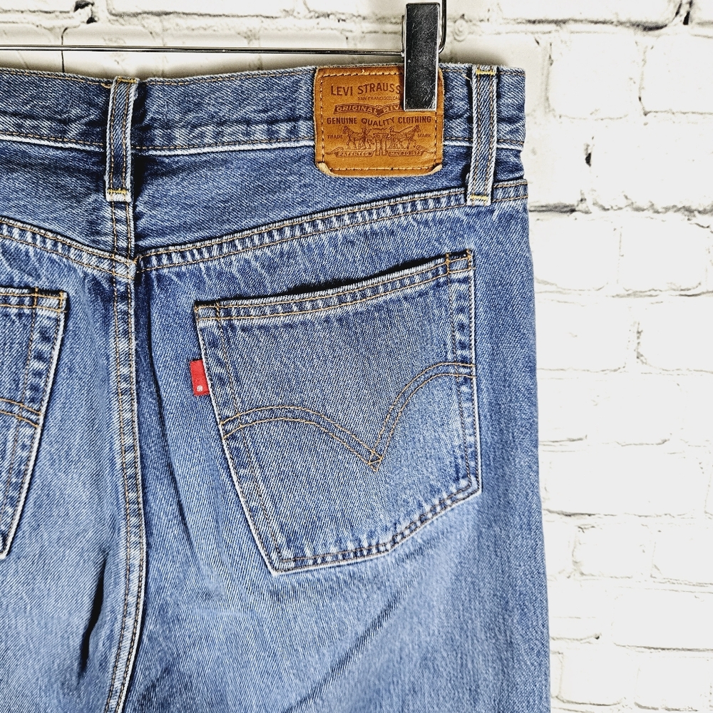 LEVI'S | Wedgie Straight high waist button fly cropped frayed hem jeans